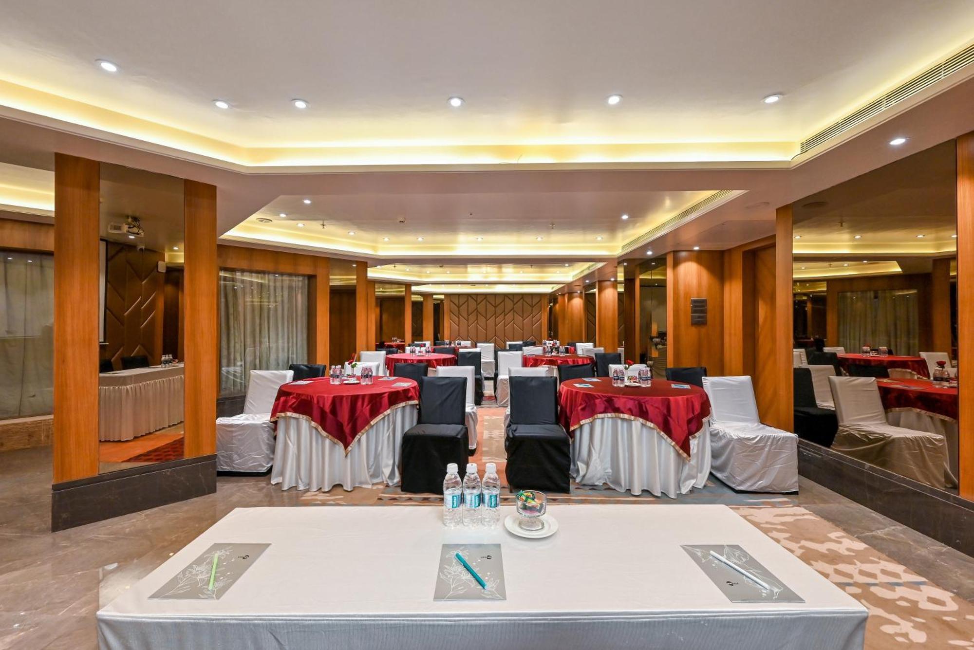 Maharaja Regency Hotel Satara Exterior photo
